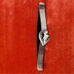 Vintage Silver stretchy belt with a decorative leaf clasp